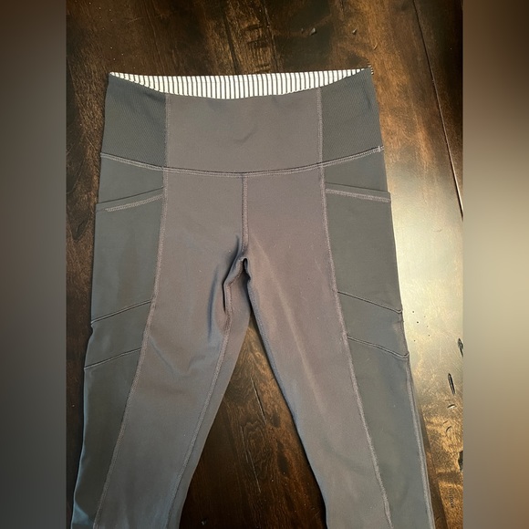 Lululemon women’s workout 3/4 pants - Picture 2 of 4